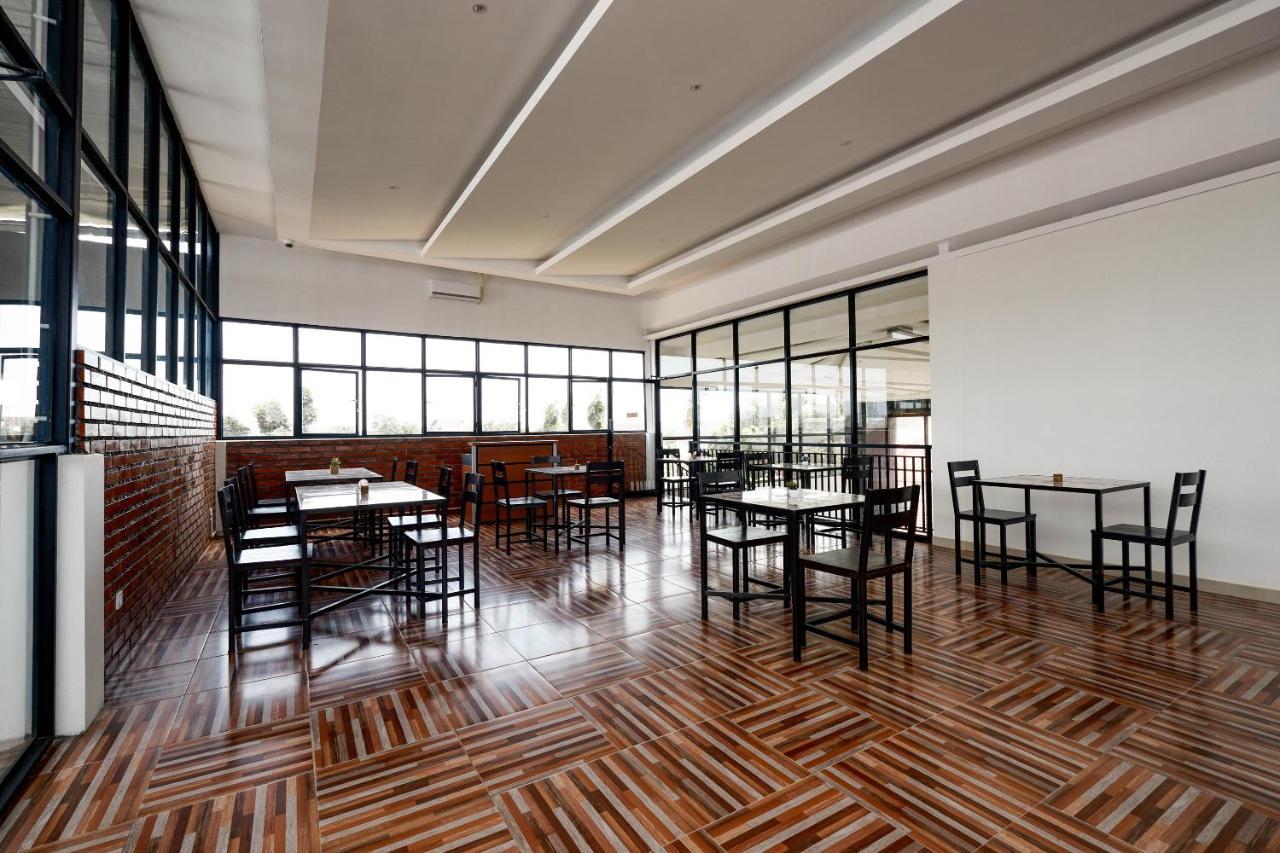 Oyo Flagship 2124 Kars Inn Semarang Luaran gambar